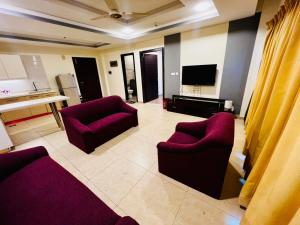 TV a/nebo společenská místnost v ubytování She's living apartment in Islamabad + 8 fotografií