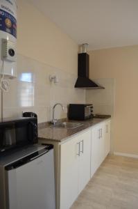 Kuchyň nebo kuchyňský kout v ubytování Happiness Suite