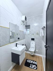 Ένα μπάνιο στο OliverCeeStays +8 φωτογραφίες