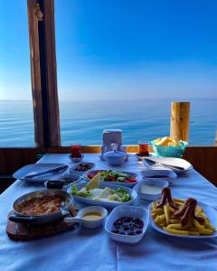 Φαγητό σε αυτό το δωμάτιο σε οικογενειακή κατοικία ή κάπου εκεί κοντά