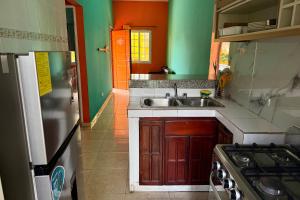 eine Küche mit Spüle und Herd in der Unterkunft La casa Amelia Nueva Gorgona in Nueva Gorgona