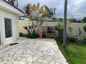 een stenen patio met een bank voor een huis bij Humboldt Garden in La Orotava