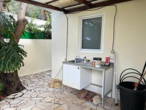 een kleine witte wastafel naast een raam bij Humboldt Garden in La Orotava