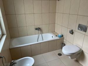 een badkamer met een bad, een toilet en een wastafel bij Humboldt Garden in La Orotava +13 foto's