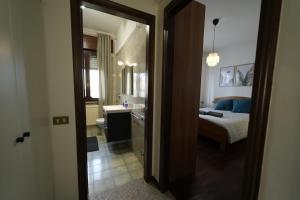 a bedroom with a bed and a bathroom with a mirror at Casa Delfina in Quinto di Treviso