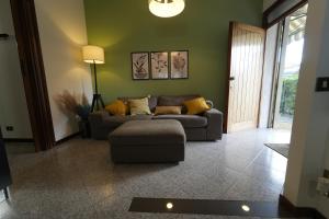 a living room with a couch and a table at Casa Delfina in Quinto di Treviso