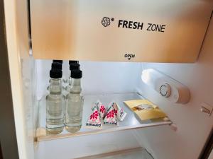 einen Kühlschrank mit zwei Flaschen Wasser in der Unterkunft Lake Cabin in Olifantshoek