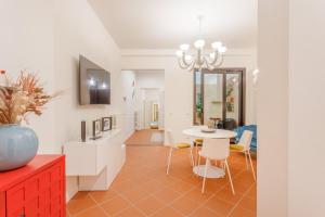 TV a/nebo společenská místnost v ubytování Inner Garden Retreat near Ghirlandina