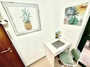 a bathroom with a pineapple picture on the wall at Pine Beach House - Villaggio Turistico con Piscina e Animazione in Campofelice di Roccella
