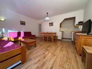 Кухня или мини-кухня в Résidence Saboia B13 Clés Blanches Courchevel
