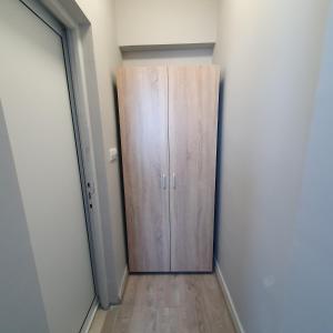un armadio in una stanza con una porta di legno di Yantra Tower Studio Maya a Gabrovo Altre 14 foto