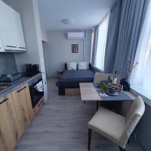 Piccolo appartamento con tavolo e letto di Yantra Tower Studio Maya a Gabrovo
