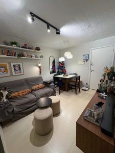 een woonkamer met een bank en een tafel bij Jardins Mangueiral in Brasilia