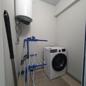 una lavanderia con lavatrice e lampada di Yantra Tower Studio Maya a Gabrovo