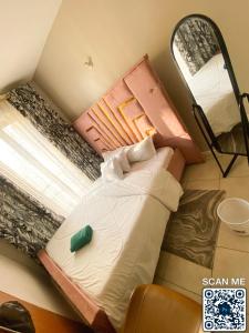 Et opholdsområde på Elegant One bedroom with swimming pool + 2 billeder