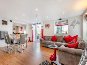 een woonkamer met een bank en een tafel bij Ty Llyn Cottage in Brynteg