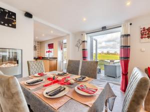 een eetkamer met een tafel en stoelen bij Ty Llyn Cottage in Brynteg