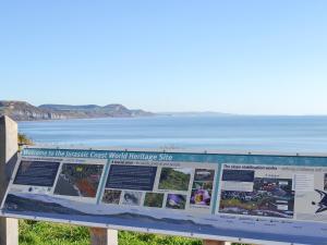 een informatiebord aan de kust van het grootste kustgebied dat op de Werelderfgoedlijst staat bij Coombehayes Lodge in Uplyme +2 foto's