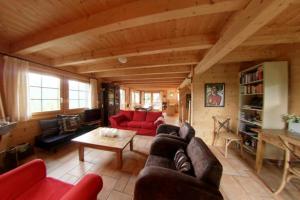 een woonkamer met een rode bank en een tafel bij Tuschinski in Les Crosets