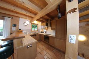 een grote keuken met houten wanden en houten plafonds bij Tuschinski in Les Crosets