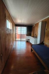 圣格雷戈里奥德波兰科La Costa Homes的一间大房间,设有厨房和一张床