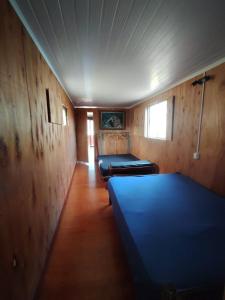 圣格雷戈里奥德波兰科La Costa Homes的木墙客房 - 带两张床