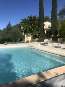 Swimmingpoolen hos eller tæt på Cabanon Provençal - Le Clos Madame