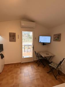 Et tv og/eller underholdning på Cabanon Provençal - Le Clos Madame + 21 billeder