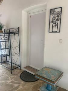 une porte donnant sur une pièce avec une table et une étagère dans l'établissement Studio indépendant chez Pascale, à Saint-Clément-de-Rivière