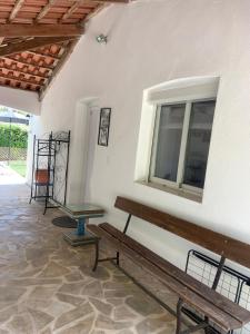 une chambre avec un banc et une fenêtre dans l'établissement Studio indépendant chez Pascale, à Saint-Clément-de-Rivière