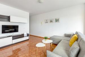 TV a/nebo společenská místnost v ubytování Brisa Marina amplio y luminoso con vistas al mar