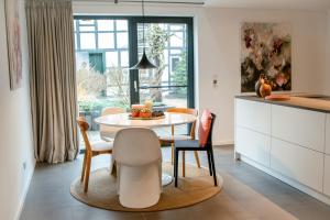 een keuken en eetkamer met een tafel en stoelen bij HofZeit 1 in Mechernich +18 foto's