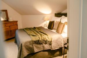 een slaapkamer met een bed en een ladekast bij HofZeit 1 in Mechernich