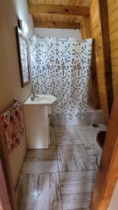 Et badeværelse på Cabañas Sacha Huasi