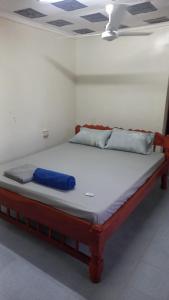 een bed met een blauw kussen erop bij Amatamata in Malindi