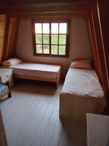 En eller flere senge i et værelse på Cabañas Sacha Huasi