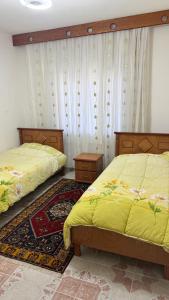 due letti uno accanto all'altro in una camera da letto di Şafak pansiyon 