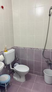 un bagno con wc, lavandino e doccia di Şafak pansiyon 