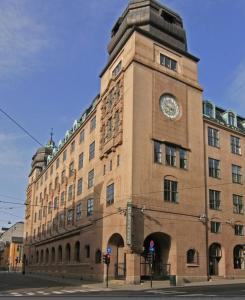 ein großes Backsteingebäude mit einer Uhr darauf in der Unterkunft Moderne og møblert 2-roms leilighet i hjertet av Oslo in Oslo
