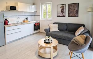 Køkken eller tekøkken på 2 Bedroom Beautiful Apartment In Rab