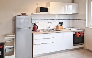 Køkken eller tekøkken på 2 Bedroom Beautiful Apartment In Rab + 7 billeder