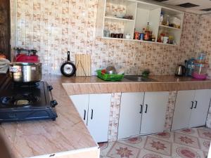 una cucina con fornelli e piano di lavoro di Amatamata a Malindi