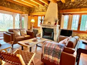 un soggiorno pieno di mobili e un camino di Saltus Abus, espectacular conjunto rural en Sotosalbos, 10min de Segovia a Sotosalbos Altre 64 foto