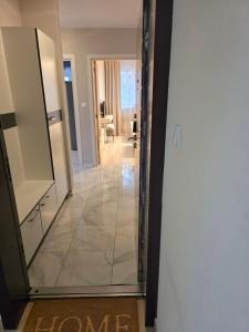 een gang die naar een huis leidt met een spiegel bij APart Residence Shumen in Shumen +16 foto's
