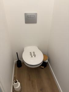 een badkamer met een wit toilet in een kamer bij Maison avec courette in Courlay