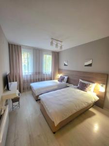 een hotelkamer met twee bedden en een televisie bij APart Residence Shumen in Shumen