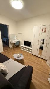 un salon avec un canapé et une table dans l'établissement Lumineux et agréable, à Asnières-sur-Seine