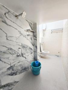 Et badeværelse på 1 Room Kitchen, Couple Friendly