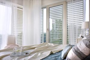 Postel nebo postele na pokoji v ubytování Biały Apartament Hampton w Playa Baltis