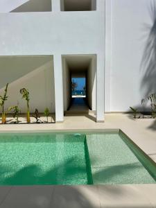 een huis met een zwembad in het midden van een kamer bij Two Bedroom Beach Front Apartment with pool in Kiwengwa +20 foto's